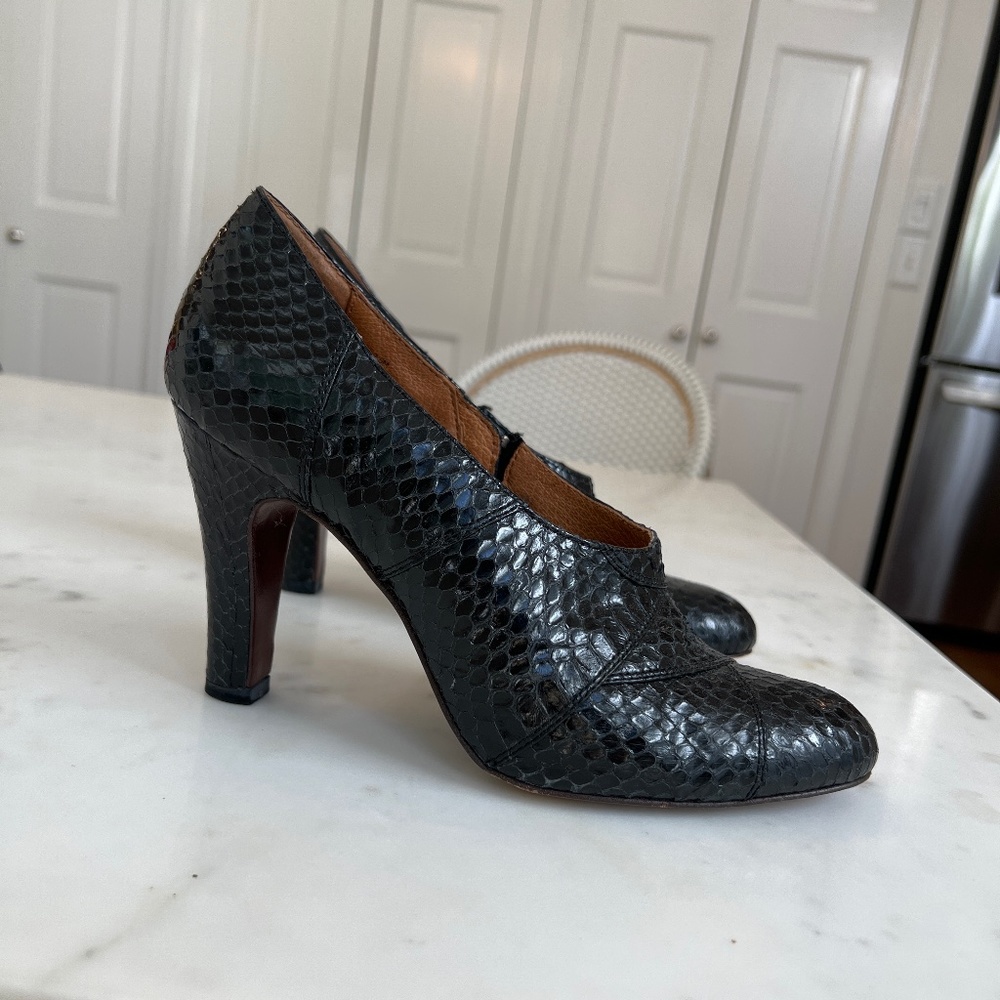 Frye Black Snakeskin pumps- size 7.5